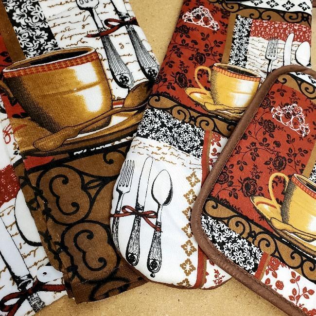 Kitchen Gift Set - Dish Towels, Pot Holders, and Oven Mitts (Kitchen Clip  Art - - 2 Towels, 1 Oven Mitt, 1 Pot Holder)