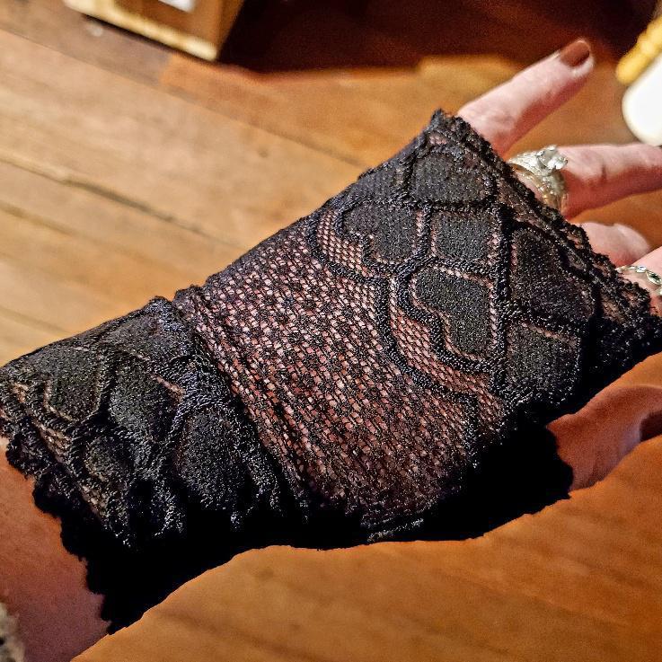 Women's Black Lace Arm Warmer